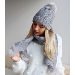 Ensemble bonnet et écharpe à pompon gris